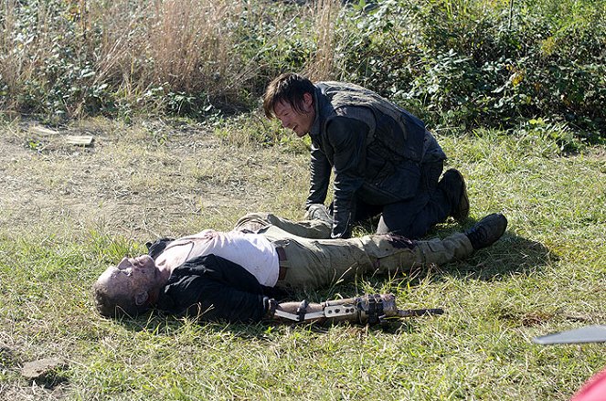 The Walking Dead - This Sorrowful Life - Photos - Michael Rooker, Norman Reedus
