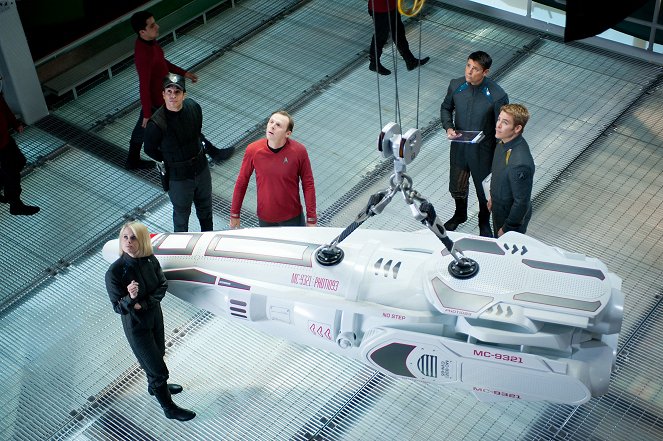 Star Trek - Sötétségben - Filmfotók - Alice Eve, Simon Pegg, Karl Urban, Chris Pine