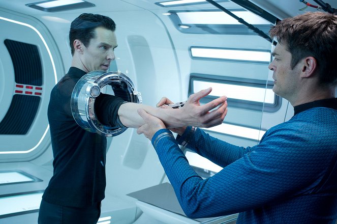 Star Trek - Sötétségben - Filmfotók - Benedict Cumberbatch, Karl Urban