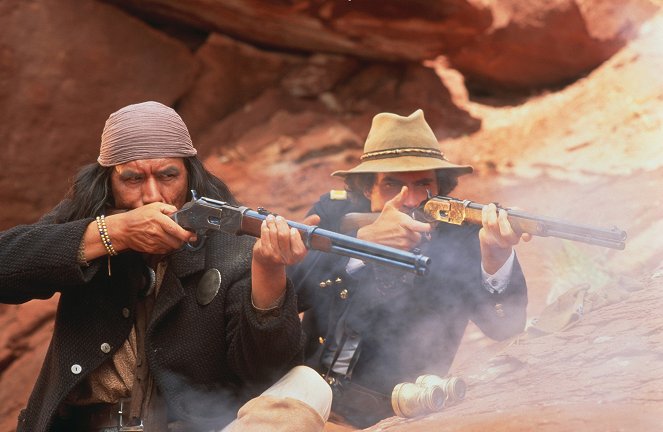 Geronimo - Das Blut der Apachen - Filmfotos - Wes Studi, Jason Patric