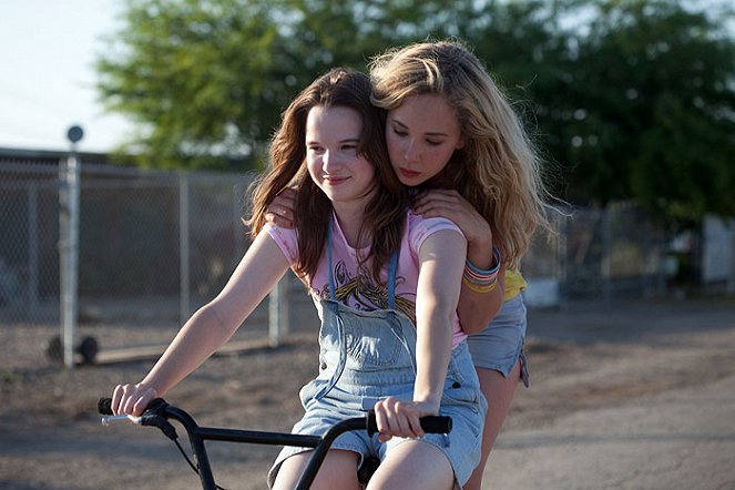 Kismadarak - Filmfotók - Kay Panabaker, Juno Temple