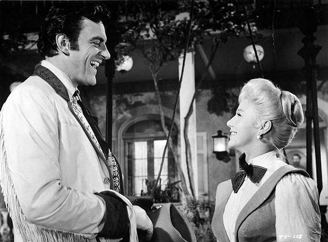 The First Traveling Saleslady - Film - James Arness, Ginger Rogers