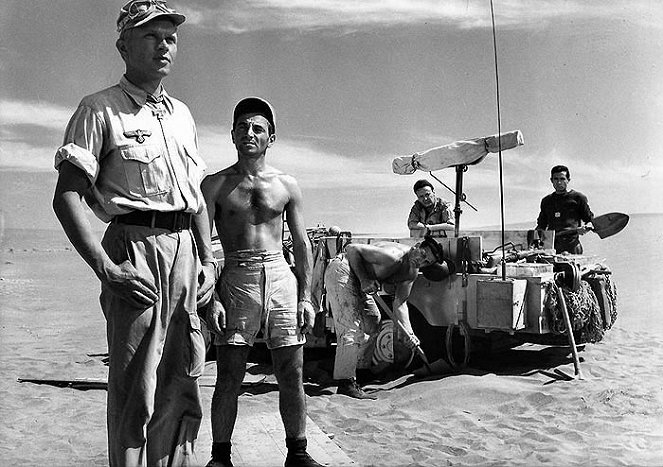Taksilla Tobrukiin - Kuvat elokuvasta - Hardy Krüger, Charles Aznavour