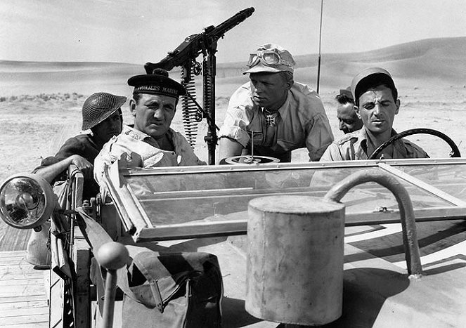 Taksilla Tobrukiin - Kuvat elokuvasta - Lino Ventura, Hardy Krüger, Charles Aznavour