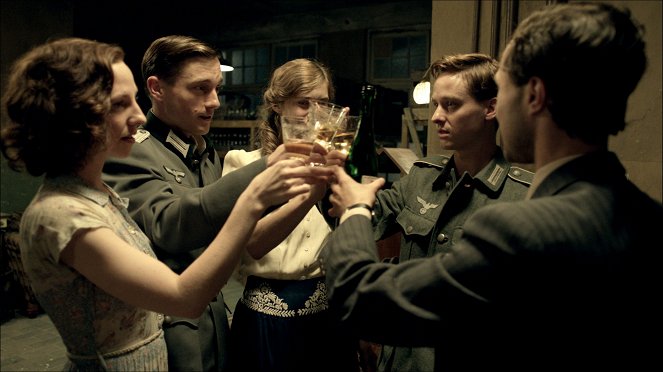 Generation War - Photos - Katharina Schüttler, Volker Bruch, Miriam Stein, Tom Schilling