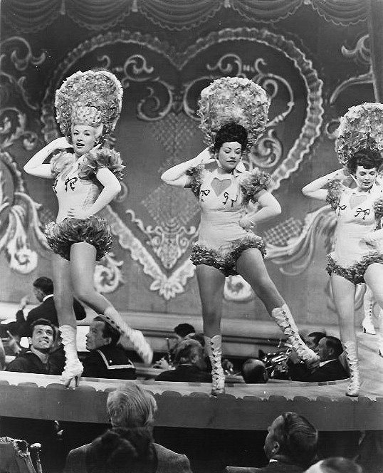 Es begann in Schneiders Opernhaus - Filmfotos - Betty Grable