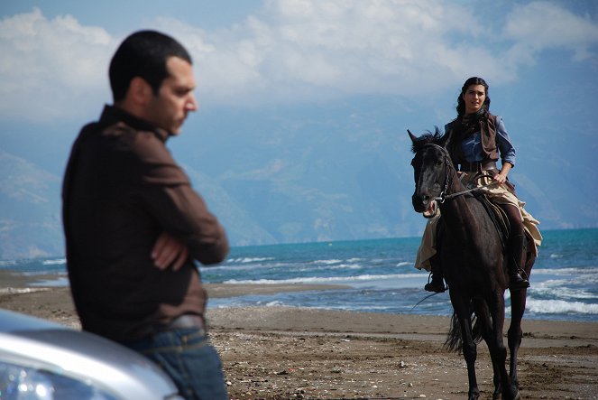 Asi - De la película - Murat Yıldırım, Tuba Büyüküstün