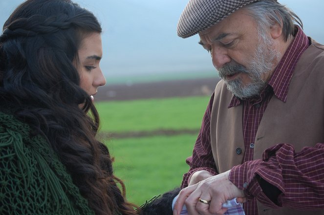 Asi - De la película - Tuba Büyüküstün, Çetin Tekindor