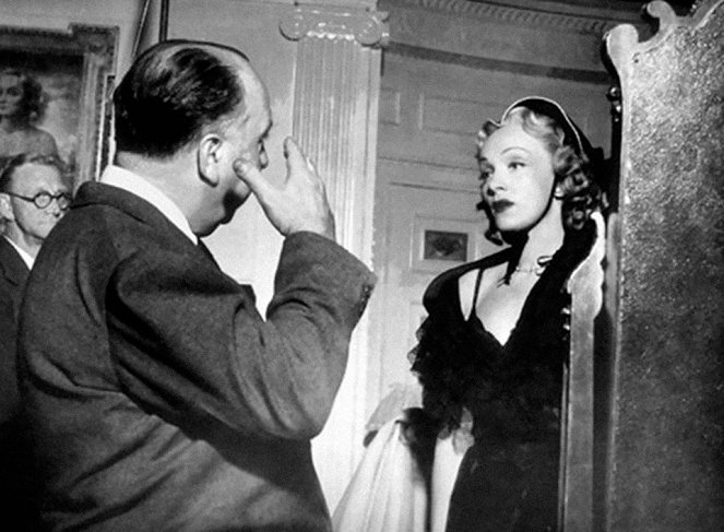 Hrůza na jevišti - Z natáčení - Marlene Dietrich