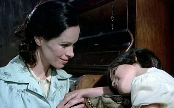 Cria cuervos - korppi sylissä - Kuvat elokuvasta - Geraldine Chaplin, Ana Torrent