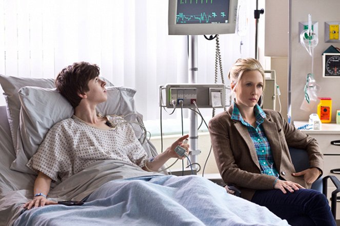 Bates Motel - What's Wrong with Norman - Photos - Freddie Highmore, Vera Farmiga