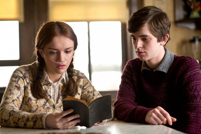 Bates Motel - What's Wrong with Norman - Photos - Olivia Cooke, Freddie Highmore