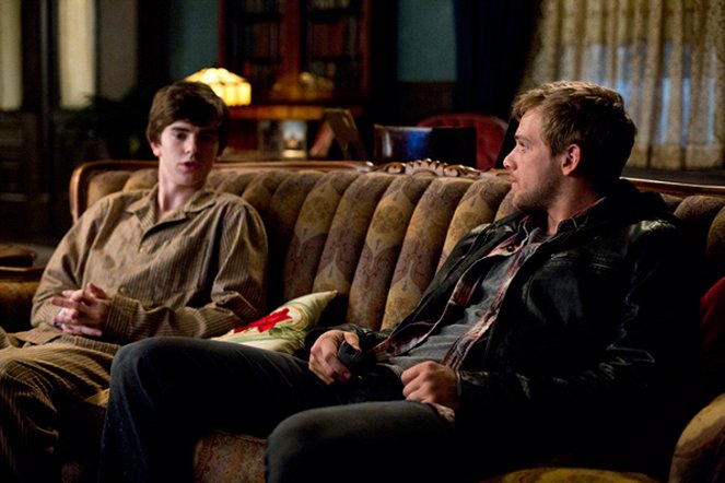 Bates Motel - What's Wrong with Norman - Van film - Freddie Highmore, Max Thieriot
