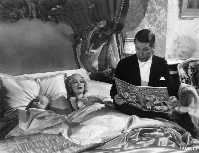 A Bedtime Story - De la película - Helen Twelvetrees, Maurice Chevalier