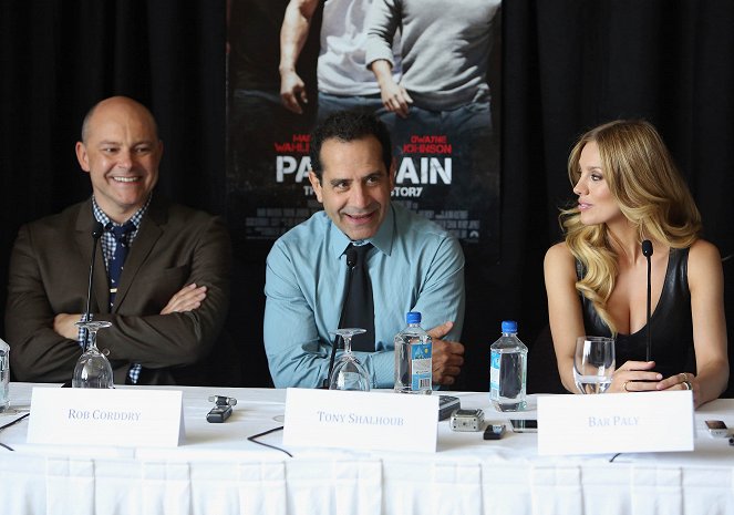 Dolor y dinero - Eventos - Rob Corddry, Tony Shalhoub, Bar Paly