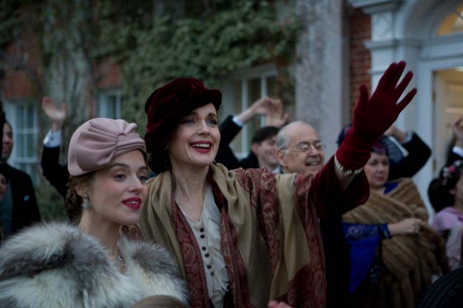 Cheerful Weather for the Wedding - Photos - Zoë Tapper, Elizabeth McGovern