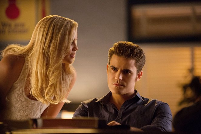 The Vampire Diaries - Season 4 - After School Special - Photos - Claire Holt, Paul Wesley