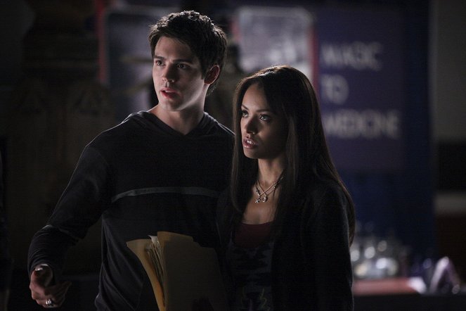 The Vampire Diaries - We All Go a Little Mad Sometimes - Photos - Steven R. McQueen, Kat Graham