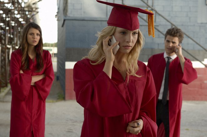 The Vampire Diaries - Graduation - Van film - Nina Dobrev, Candice King, Paul Wesley