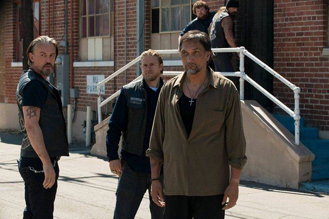 Sons of Anarchy - Photos - Tommy Flanagan, Charlie Hunnam, Jimmy Smits