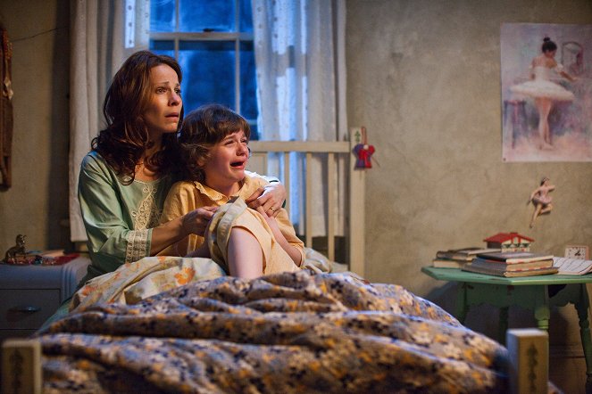 The Conjuring - Photos - Lili Taylor, Joey King