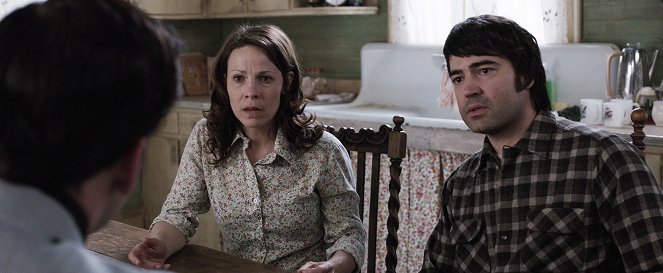 The Conjuring - Photos - Lili Taylor, Ron Livingston