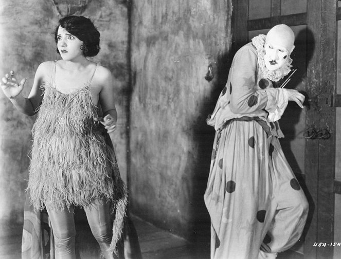 Singed Wings - Filmfotos - Bebe Daniels, Ernest Torrence