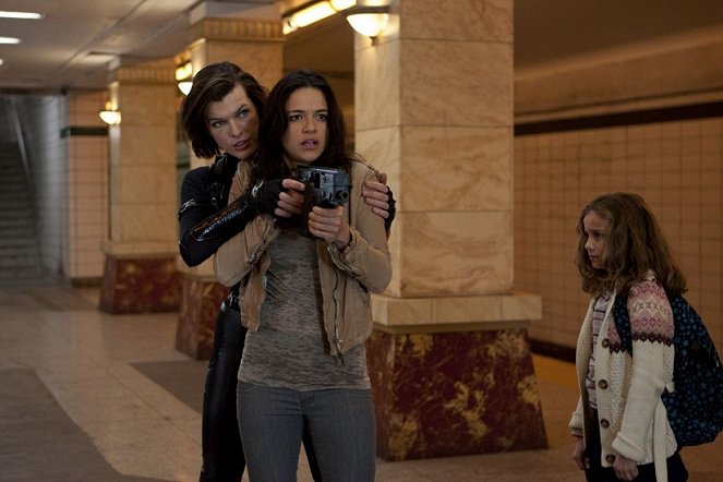 Resident Evil: Retribution - Photos - Milla Jovovich, Michelle Rodriguez, Aryana Engineer