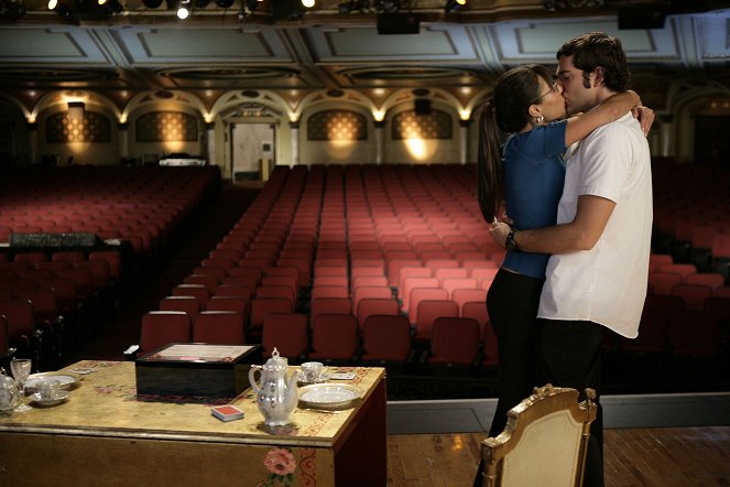 Chuck - Season 2 - Chuck Versus the Fat Lady - Photos - Jordana Brewster, Zachary Levi