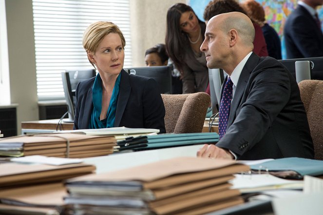 The Fifth Estate - Photos - Laura Linney, Stanley Tucci
