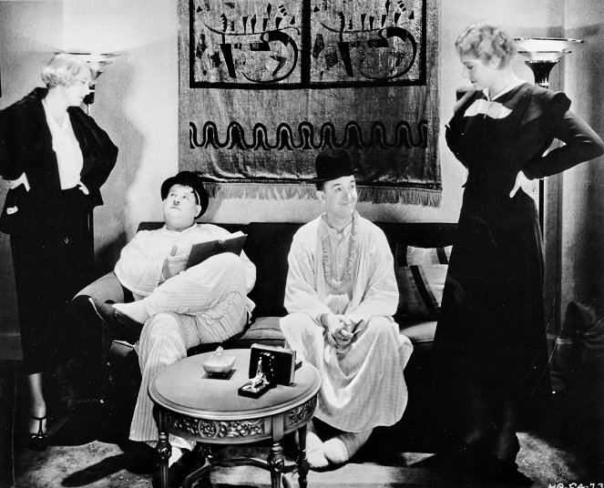 Les Compagnons de la nouba - Film - Mae Busch, Oliver Hardy, Stan Laurel, Dorothy Christy
