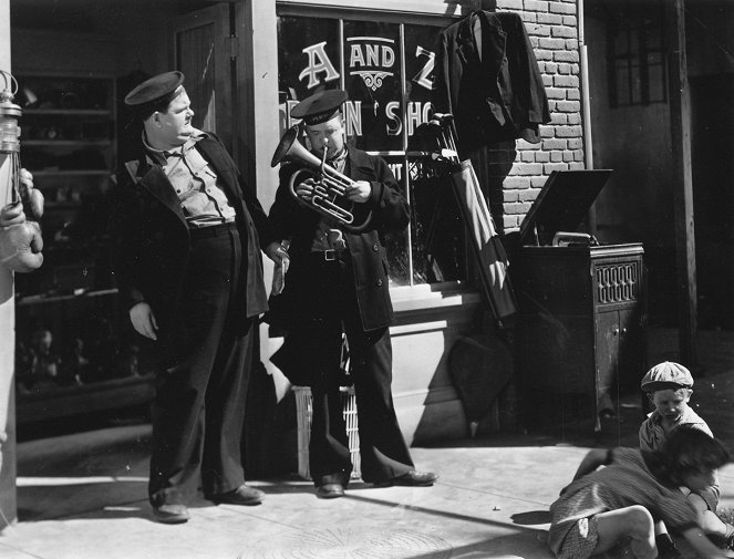 Merimiehiä ja maakrapuja - Kuvat elokuvasta - Oliver Hardy, Stan Laurel