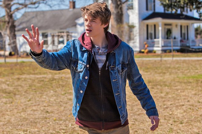 Under the Dome - Pilot - Photos - Colin Ford