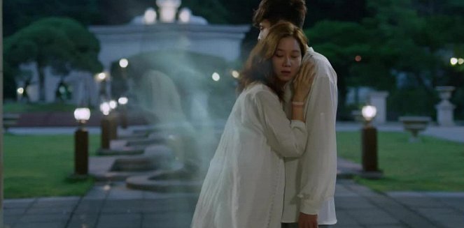 Joogoonui taeyang - Z filmu - Hyo-jin Gong