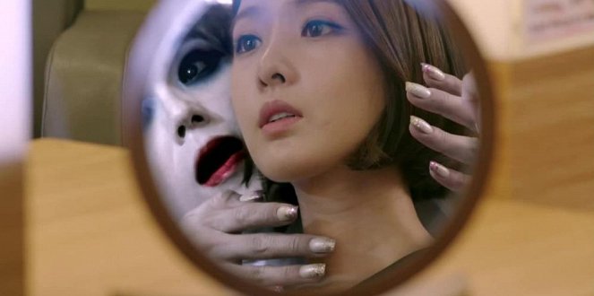 Joogoonui taeyang - Filmfotók - Yoo-ri Kim