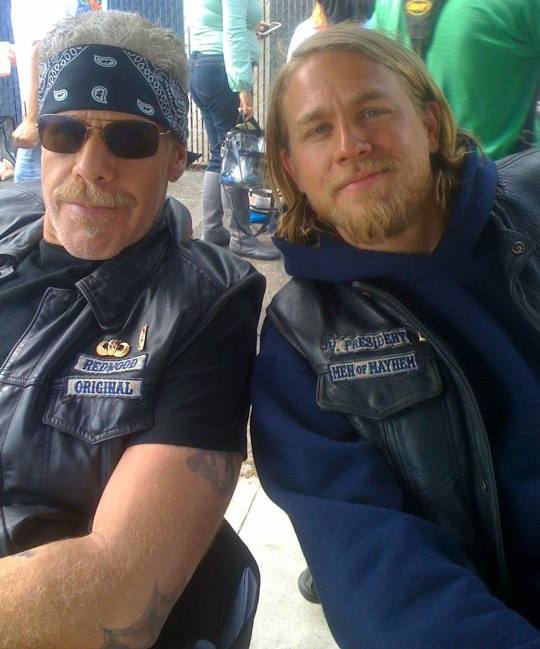 Zákon gangu - Z nakrúcania - Ron Perlman, Charlie Hunnam