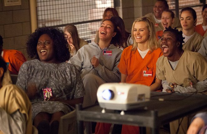 Orange Is the New Black - Season 1 - Prosto w klatę - Z filmu - Danielle Brooks, Taylor Schilling, Uzo Aduba