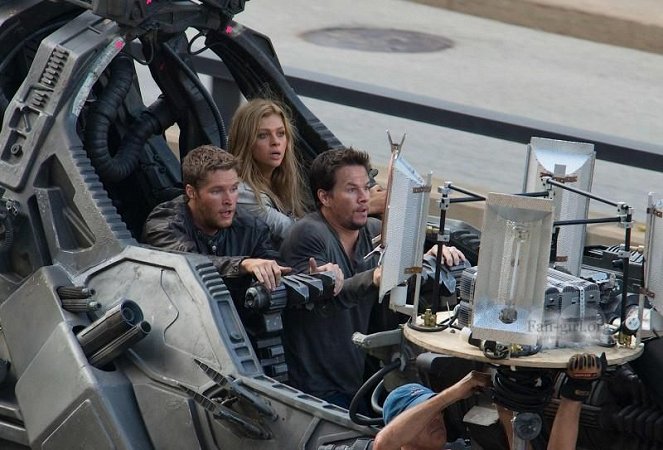 Transformers: Age of Extinction - Van de set - Jack Reynor, Nicola Peltz, Mark Wahlberg