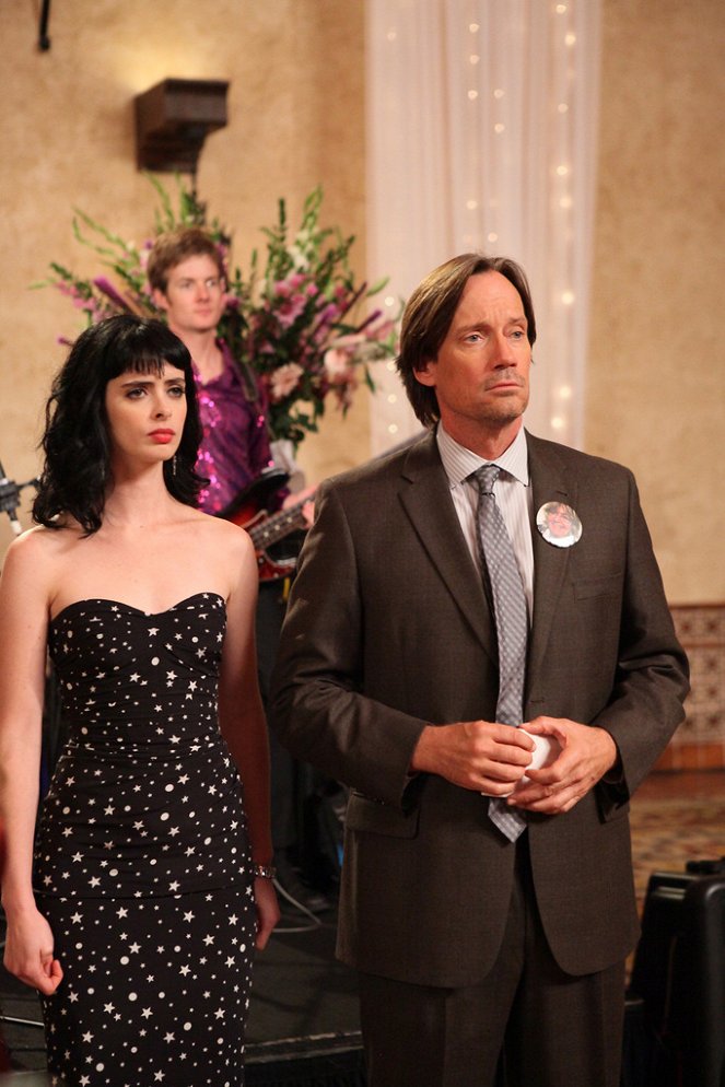 Don't Trust the B---- in Apartment 23 - Photos - Krysten Ritter, Kevin Sorbo