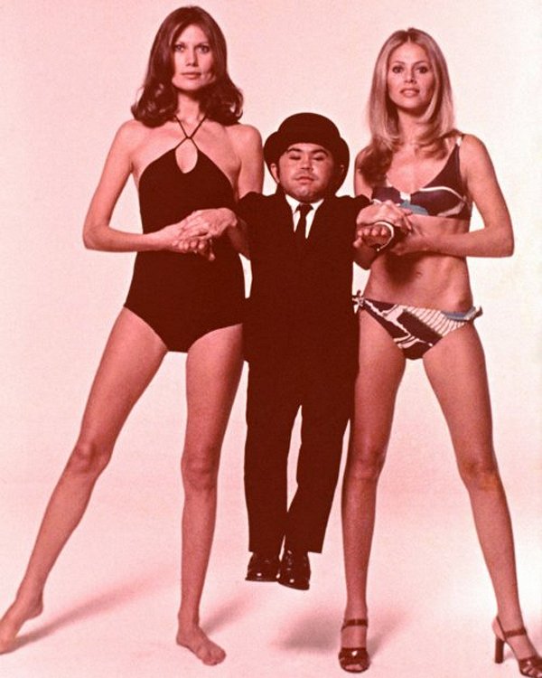 James Bond - Der Mann mit dem goldenen Colt - Werbefoto - Maud Adams, Hervé Villechaize, Britt Ekland