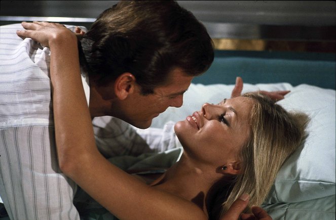 James Bond: Muž so zlatou zbraňou - Z filmu - Roger Moore, Britt Ekland