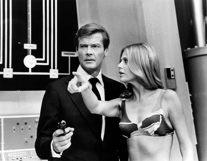 The Man with the Golden Gun - Photos - Roger Moore, Britt Ekland