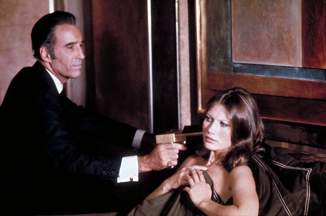 James Bond: Az aranypisztolyos férfi - Filmfotók - Christopher Lee, Maud Adams
