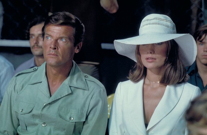 James Bond: Az aranypisztolyos férfi - Filmfotók - Roger Moore, Maud Adams