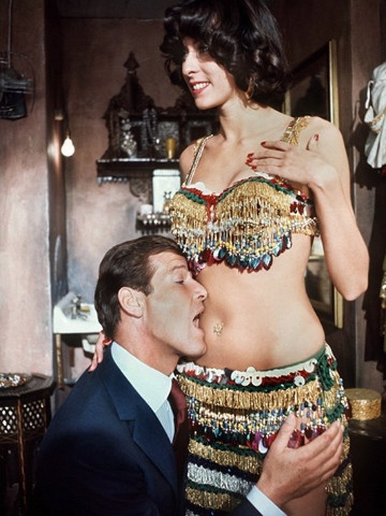 James Bond - Der Mann mit dem goldenen Colt - Filmfotos - Roger Moore, Carmen Du Sautoy