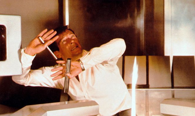 007 e o Homem da Pistola Dourada - Do filme - Roger Moore