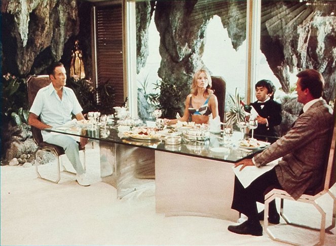 James Bond - Der Mann mit dem goldenen Colt - Filmfotos - Christopher Lee, Britt Ekland, Hervé Villechaize, Roger Moore