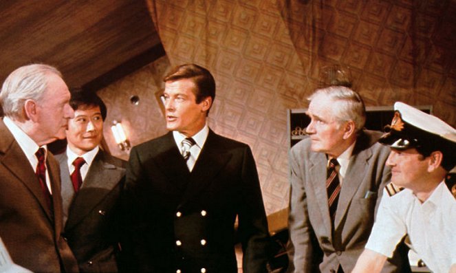 Der Mann mit dem goldenen Colt - Filmfotos - Bernard Lee, Soon-Tek Oh, Roger Moore, Desmond Llewelyn