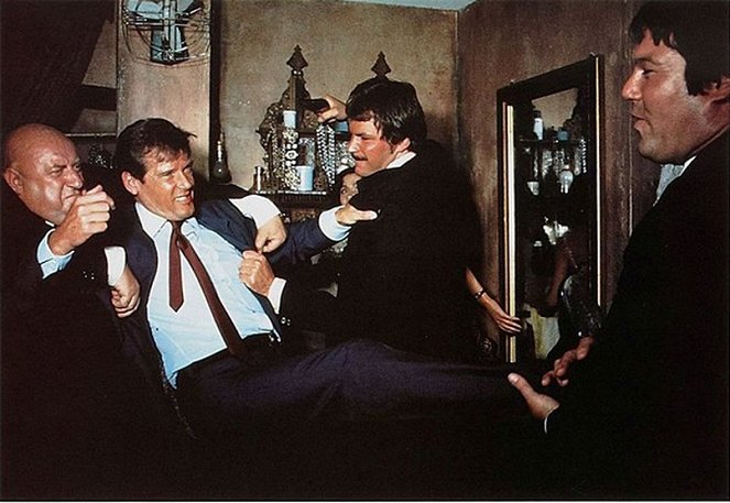 The Man with the Golden Gun - Van film - Roger Moore