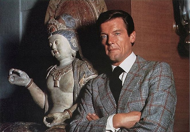 Muž se zlatou zbraní - Z filmu - Roger Moore